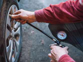 tlak-v-pneumatikach.jpg